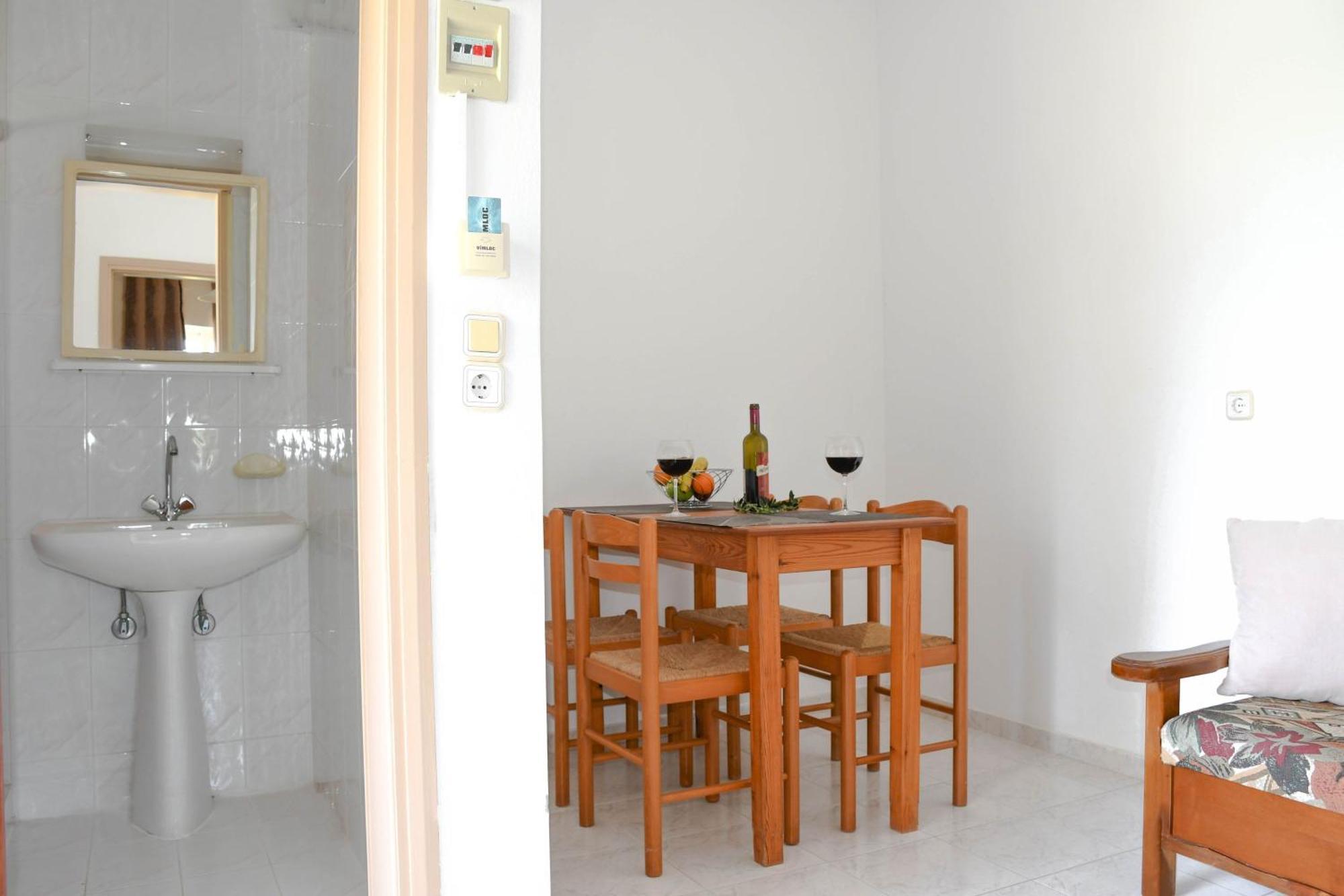 Litinas Apartments With Pool Agia Marina Esterno foto