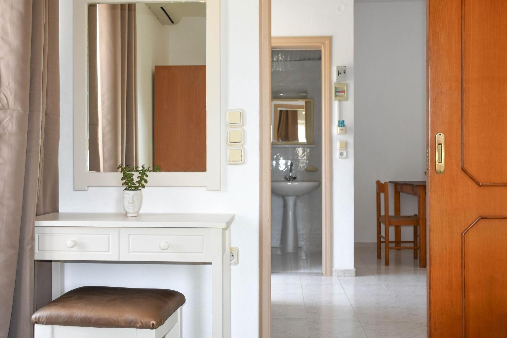 Litinas Apartments With Pool Agia Marina Esterno foto
